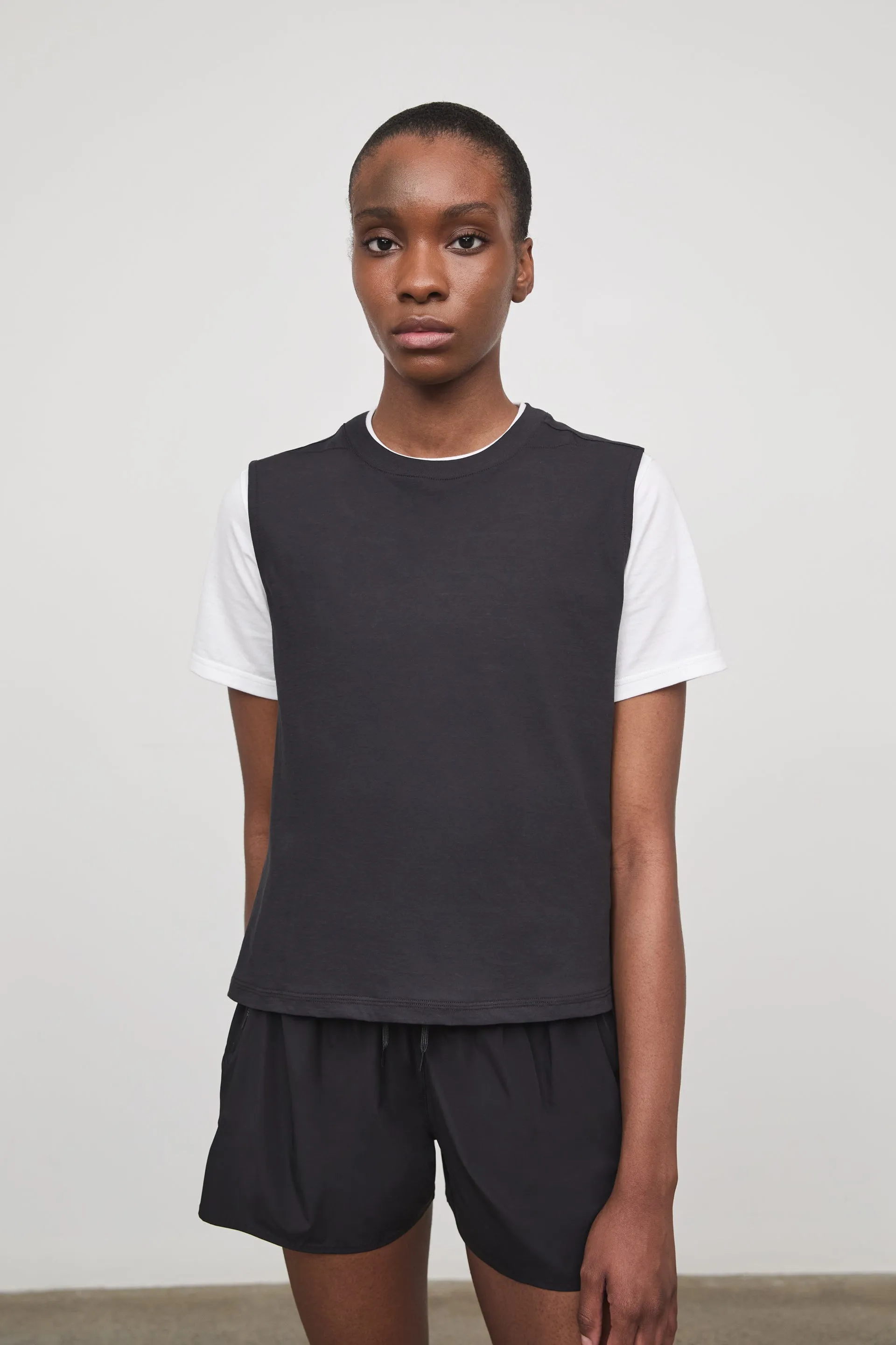 NAOMI SLEEVLESS T-SHIRT